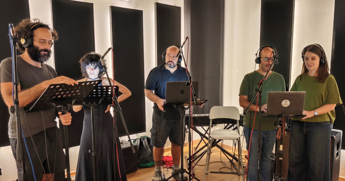 Gruppo Il gruppo di BUIO in sala di registrazione, con cuffie, microfoni e leggii